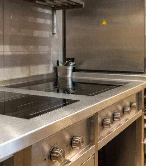 Professionele kookapparatuur in een RVS kantinekeuken
