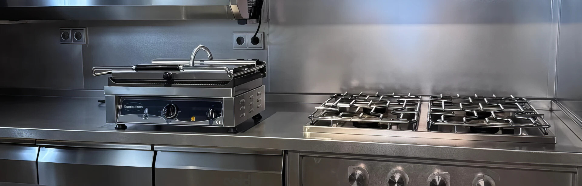 RVS kooklijn met contactgrill en gasbranders in een kantinekeuken