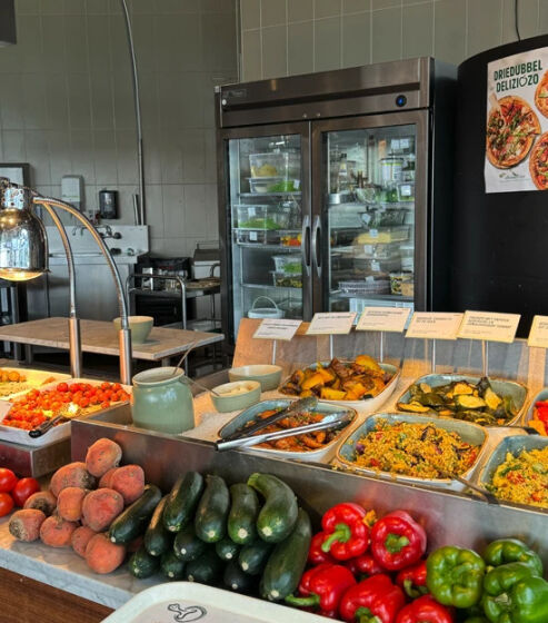 Buffetopstelling met verse groenten en bereide gerechten