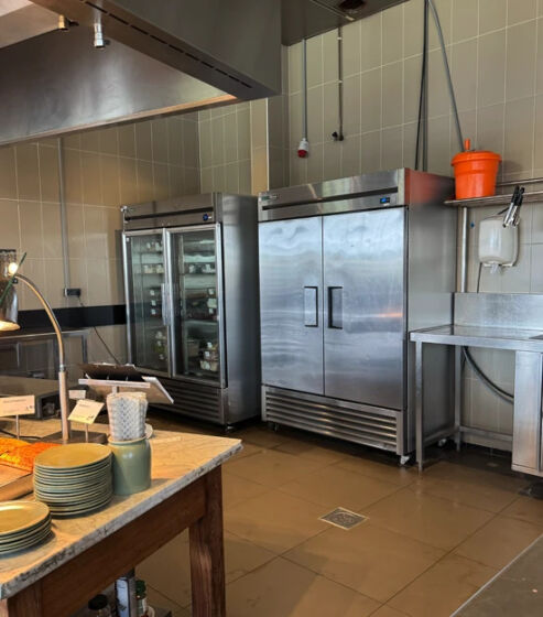 Professionele koelapparatuur in een cateringkeuken
