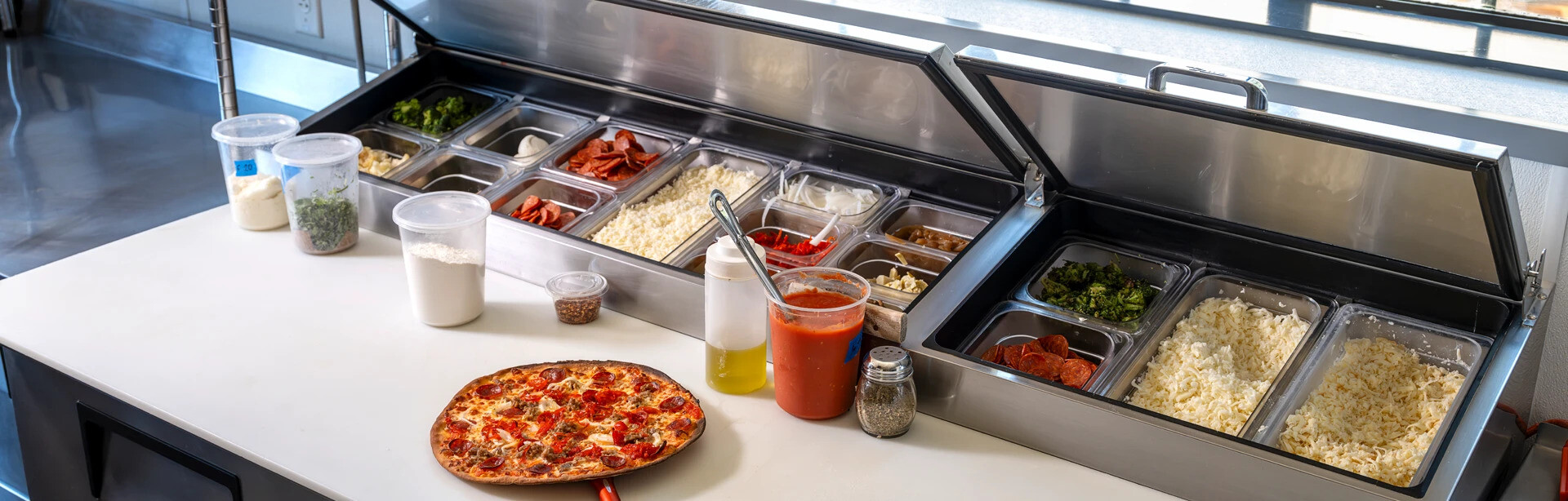 Werkbank met gekoelde ingrediënten in een professionele cateringkeuken