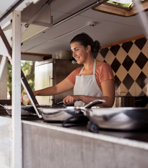 Medewerker bereidt gerechten in een professioneel ingerichte foodtruck