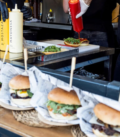 Verse hamburgers worden bereid in een foodtruck