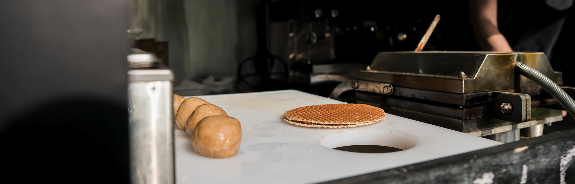 Professionele bakapparatuur in een foodtruck