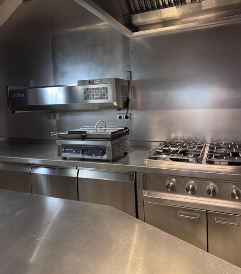 Professionele RVS keuken met grill en gasfornuis