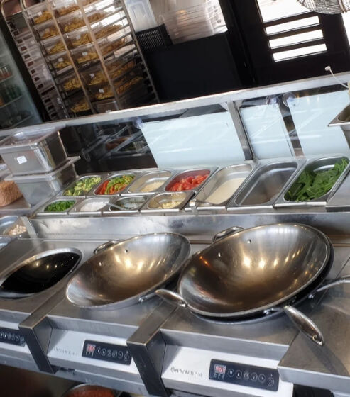 Professionele bereidingsruimte met gekoelde ingrediënten en kookapparatuur