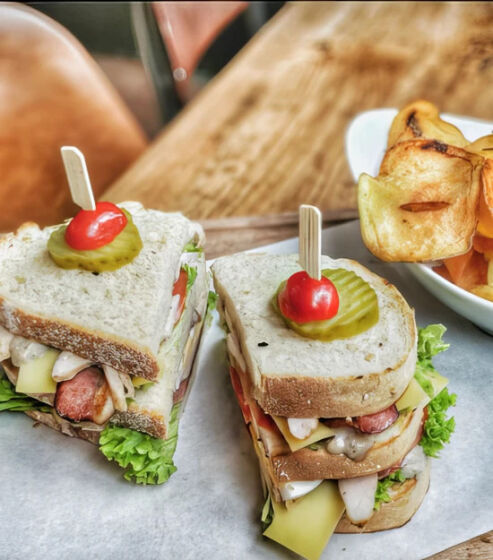 Vers belegde sandwiches in een lunchroom