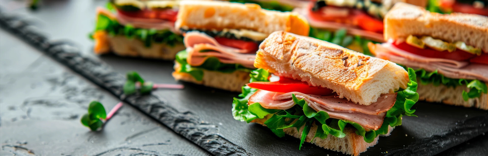 Vers belegde broodjes in een professionele broodjeszaak