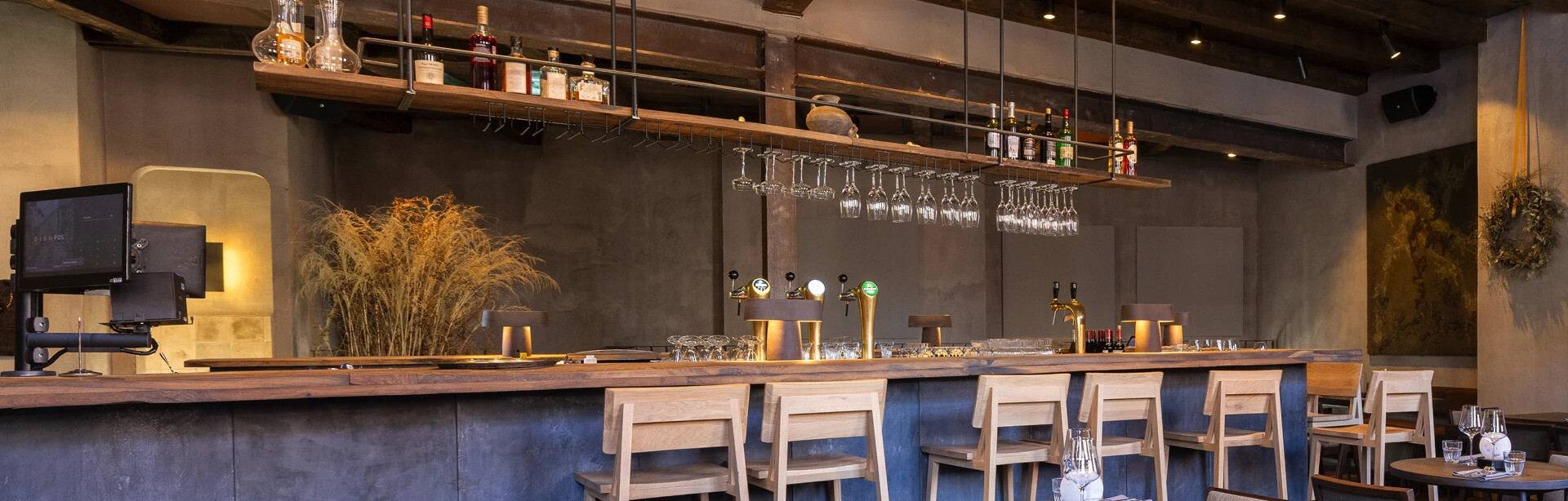 Professionele bar inrichting met tapinstallatie en glaswerk